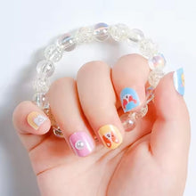 Carregar imagem no visualizador da galeria, UNHA POSTIÇA INFANTILPEQUENA 12 UNIDADES AUTOCOLANTE + PULSEIRA MIÇANGA COLORIDA
