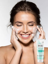 Carregar imagem no visualizador da galeria, SABONETE LÍQUIDO FACIAL CONTROLE DA OLEOSIDADE RAAVI 150ML
